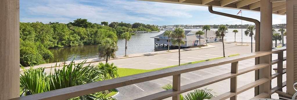 Cove Inn On Naples Bay Exterior photo