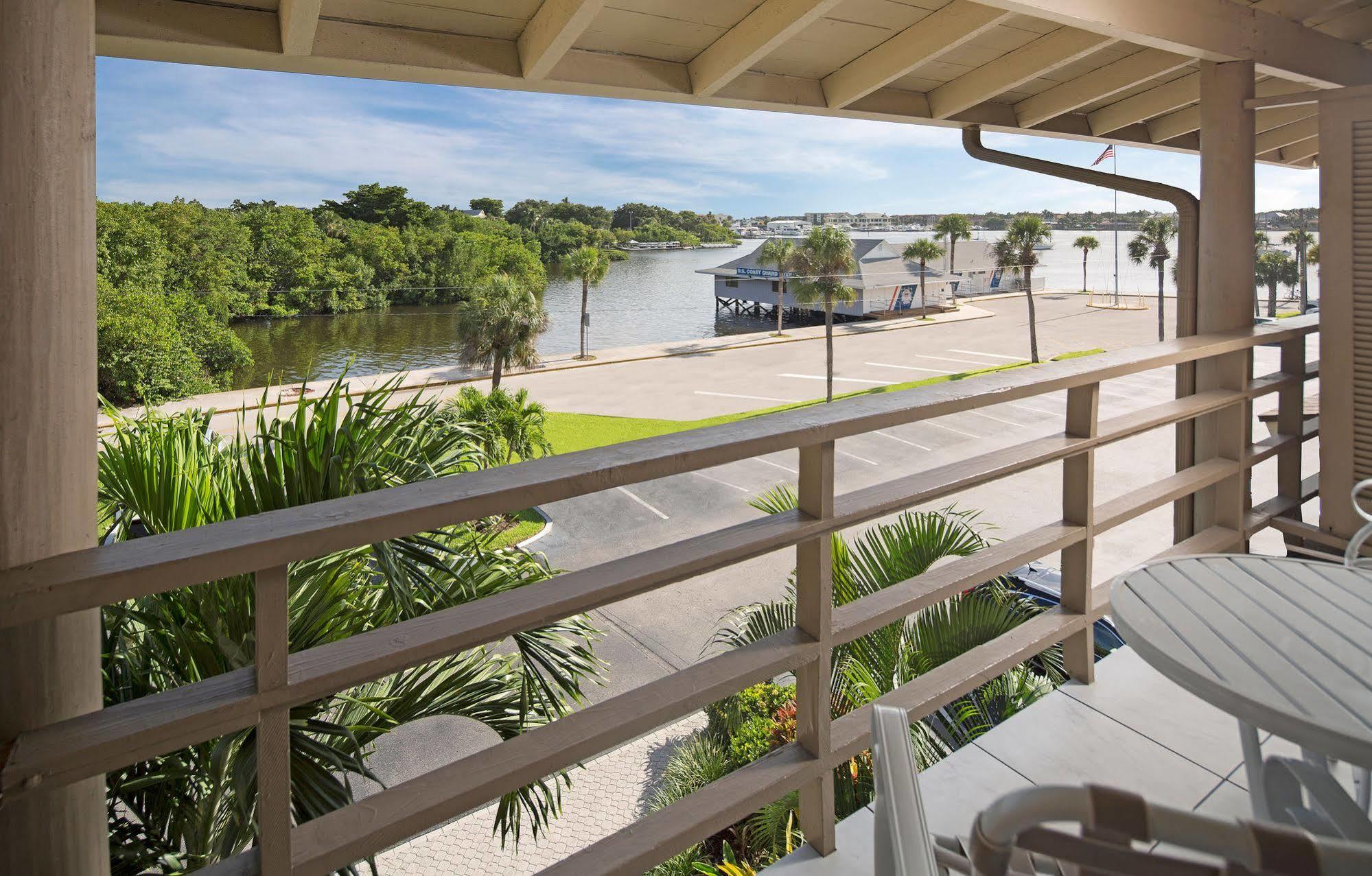 Cove Inn On Naples Bay Exterior photo