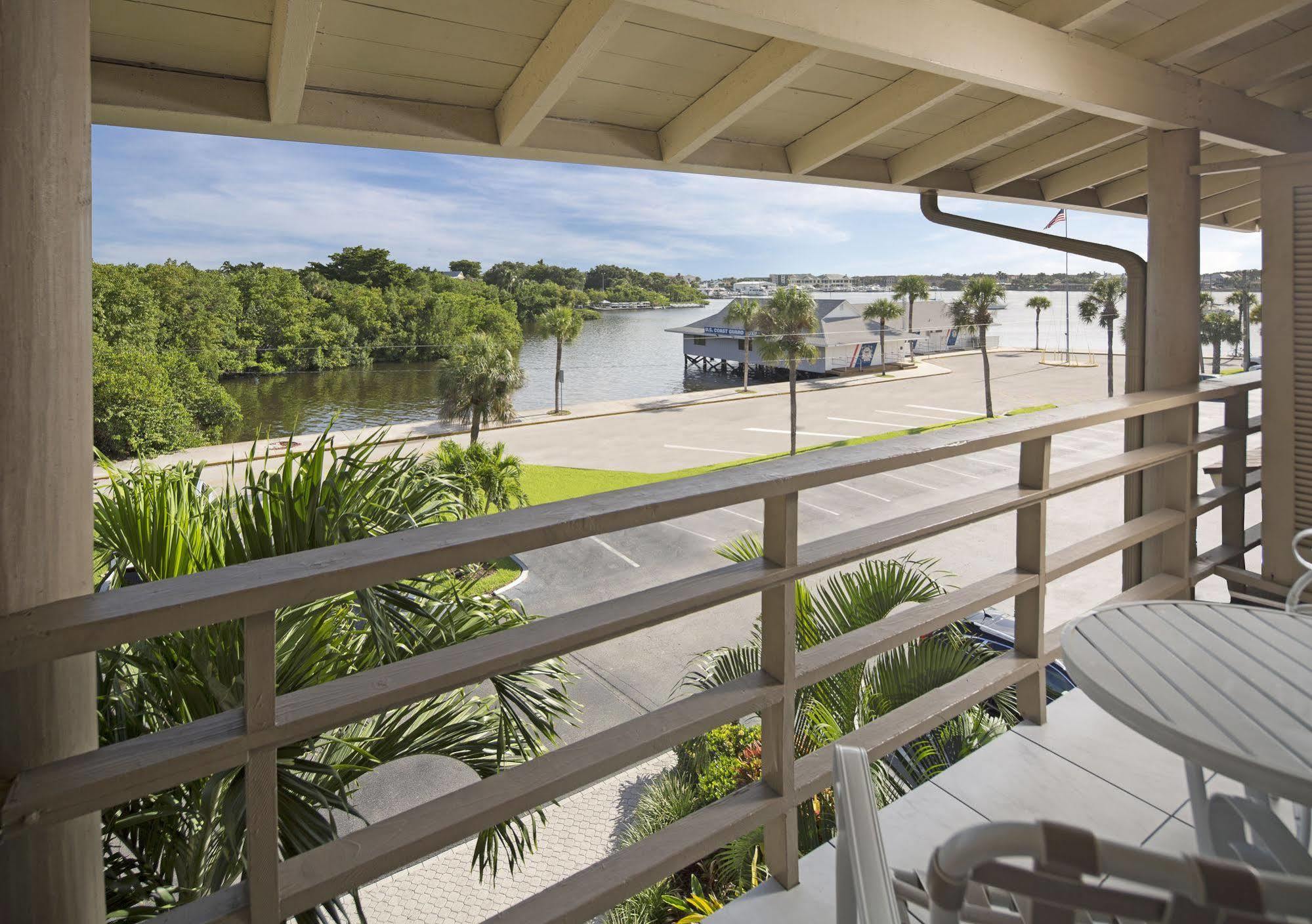 Cove Inn On Naples Bay Exterior photo