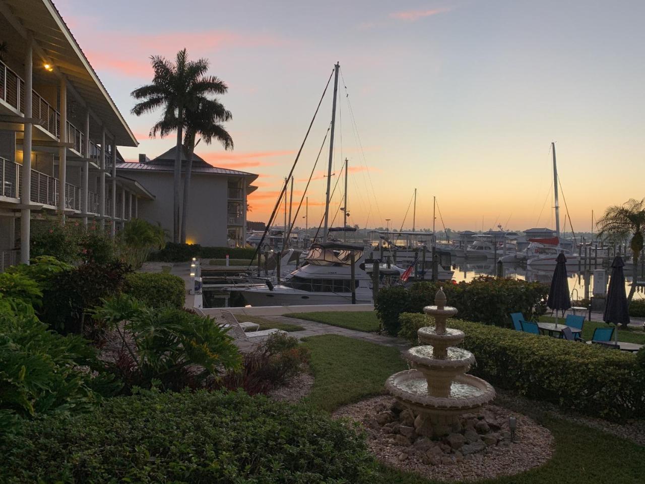 Cove Inn On Naples Bay Exterior photo